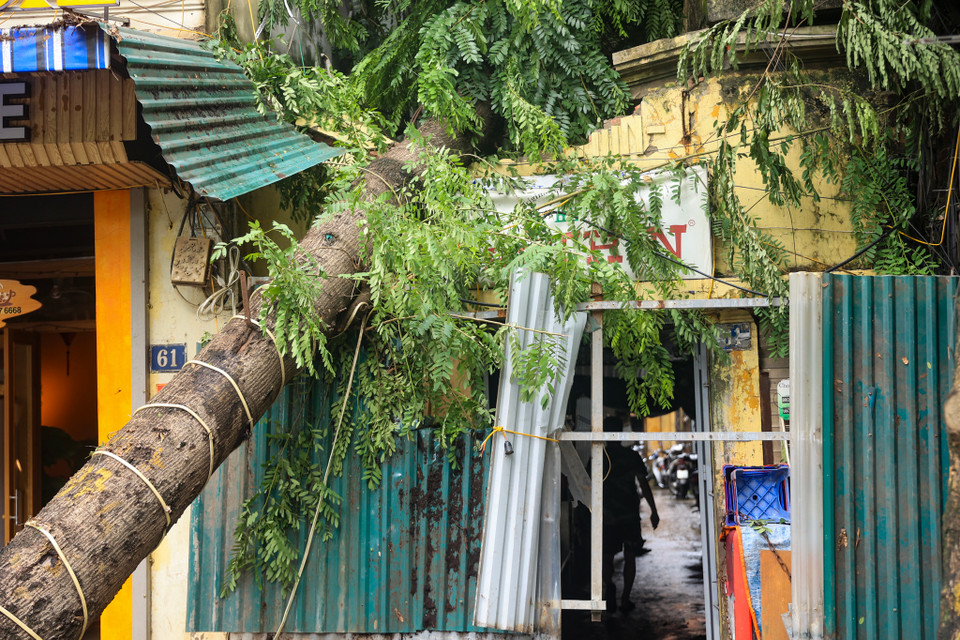 Nguy cơ tiềm ẩn tai nạn, không đảm bảo an toàn cho người dân sinh sống tại khu nhà này. (Ảnh: Hoài Nam/Vietnam+)