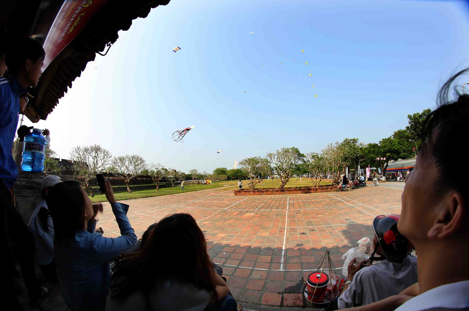 Đông đảo người dân và du khách đến chiêm ngưỡng những cánh diều (Ảnh: Trần Lê Lâm - TTXVN)