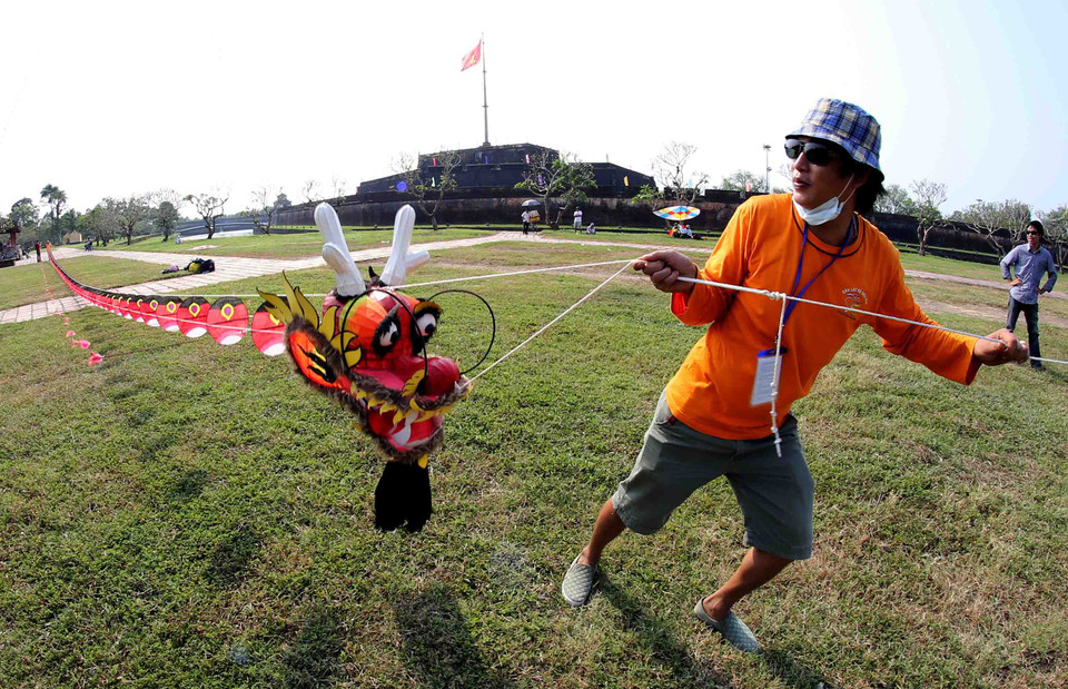 Diều rồng dài hơn 50m (Ảnh: Trần Lê Lâm - TTXVN)