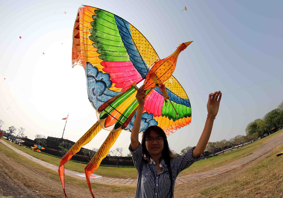 Rất nhiều em nhỏ hào hứng tham gia thả diều (Ảnh: Trần Lê Lâm - TTXVN)