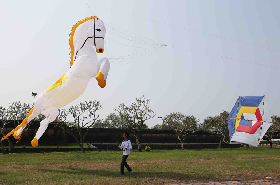 Diều hình con ngựa được thửa lên không trung (Ảnh: Trần Lê Lâm - TTXVN)