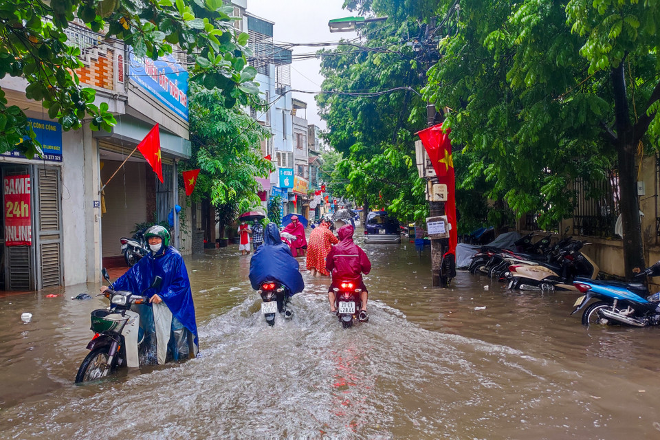 Theo bản tin của Trung tâm Dự báo khí tượng thủy văn quốc gia, hiện nay khu vực nội thành Hà Nội vẫn đang duy trì mưa vừa, mưa to đến rất to từ đầu giờ sáng 28/9. (Ảnh: Hoài Nam/Vietnam+)