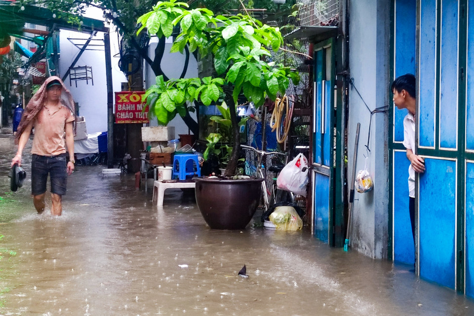 Nhiều khu vực ngập sâu 30-50cm nước, nhất là trong những con ngách đường thấp và cống bé không kịp thoát nước. (Ảnh: Hoài Nam/Vietnam+)