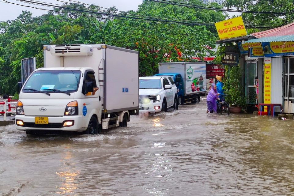 Theo ứng dụng quan trắc của Công ty Thoát nước Hà Nội, sáng 28/9, lượng mưa đo được có nơi lên tới 100mm như trạm bơm hồ Linh Đàm (95mm), Mộ Lao (Hà Đông) 86mm, Yên Nghĩa (Hà Đông) 109mm, Thanh Xuân 83mm... (Ảnh: Hoài Nam/Vietnam+)