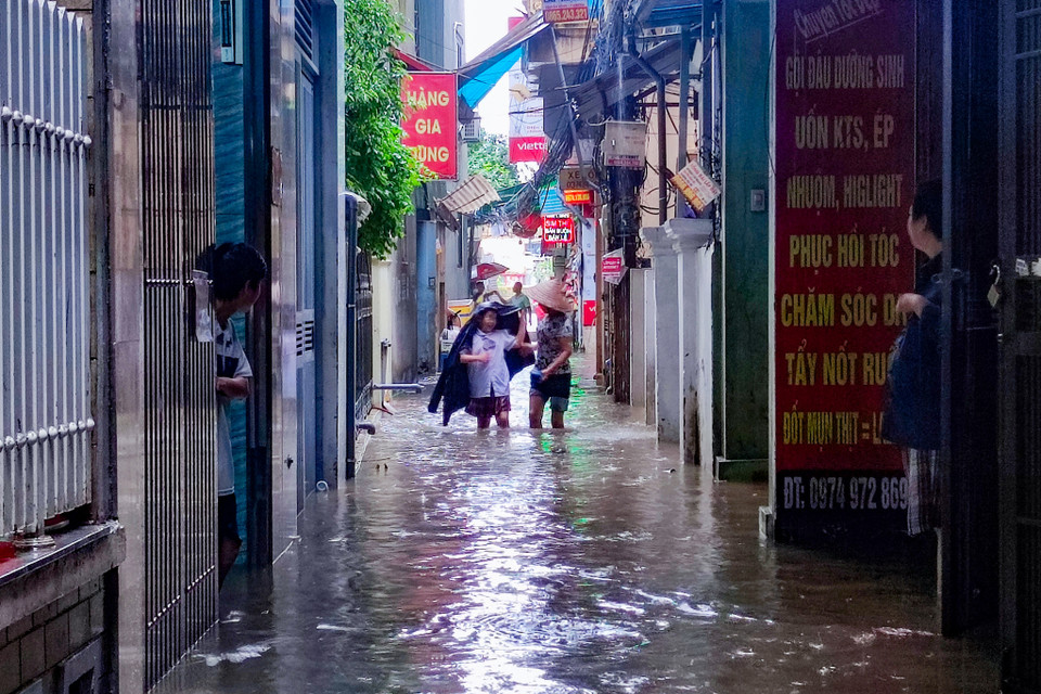 Ngõ 1 đường Tân Triều ngập khoảng hơn 40cm nước. (Ảnh: Hoài Nam/Vietnam+)