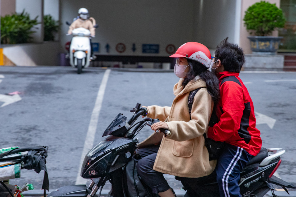 Nhiều phụ huynh trang bị kỹ càng cho con em mình trước khi đến trường. (Ảnh: Hoài Nam/Vietnam+)