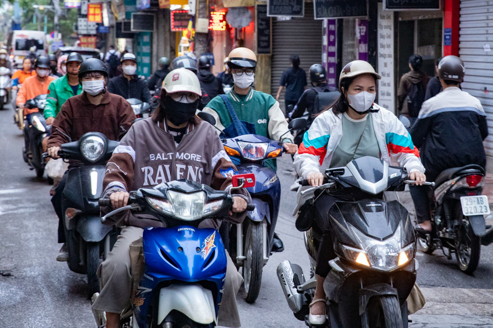 Tuy nền nhiệt không giảm quá sâu nhưng kèm theo gió khiên người dân cảm nhận được cái lạnh nhất là về đêm và sáng sớm. (Ảnh: Hoài Nam/Vietnam+)