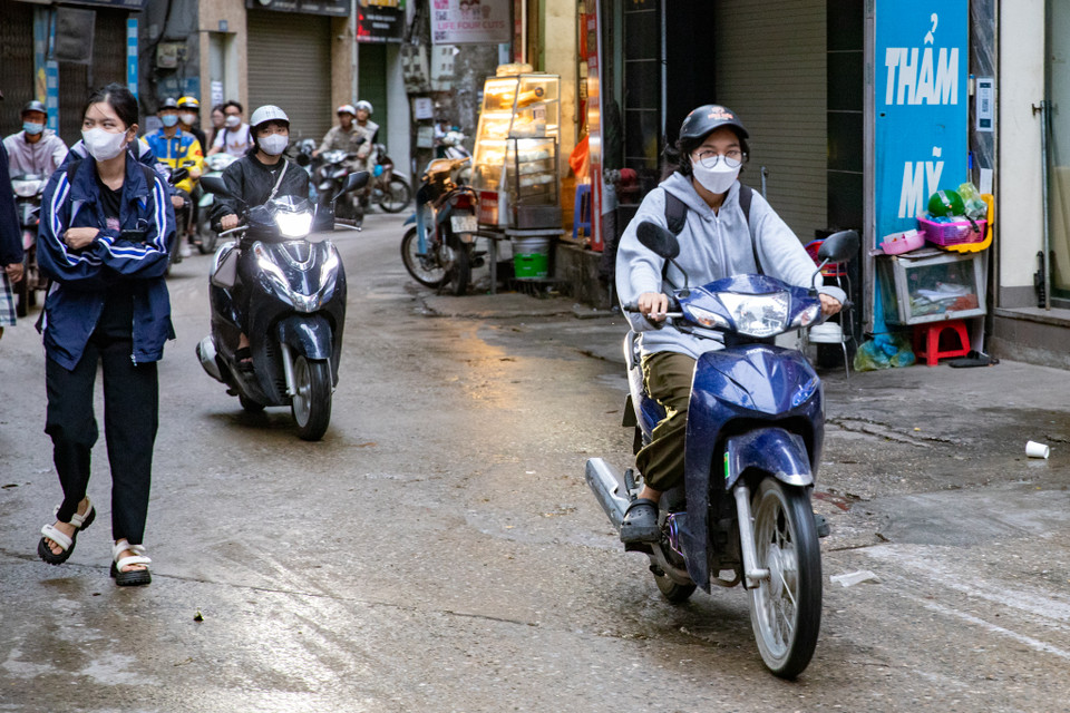 Người dân Thủ đô ra đường từ sớm có thể cảm nhận rõ rệt nền nhiệt độ giảm hơn so với ngày 6/11. (Ảnh: Hoài Nam/Vietnam+)