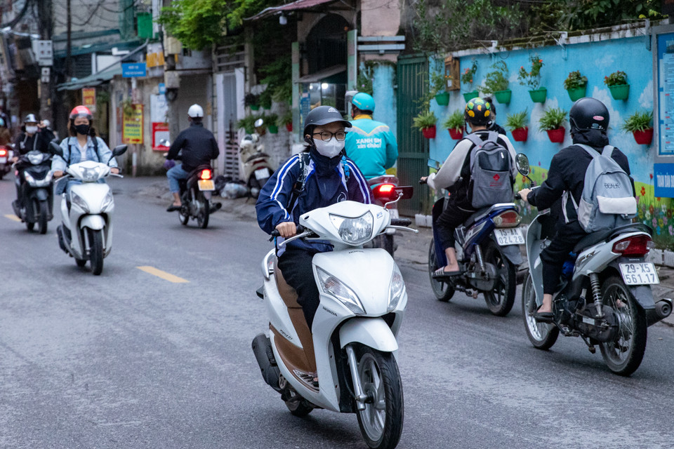 Theo ghi nhận vào lúc 6h30 sáng, nhiều người dân ra đường đã trang bị cho mình những bộ quần áo dài tay, mũ, khẩu trang hay bịt khăn kín mặt. (Ảnh: Hoài Nam/Vietnam+)