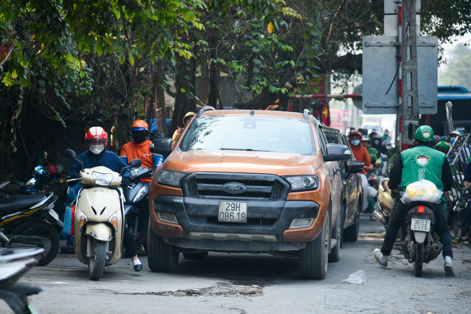 Nút giao đường 70 tới đường Xa La và đoạn cuối đại lộ Chu Văn An hiện thường xuyên xảy ùn tắc. (Ảnh: PV/Vietnam+)
