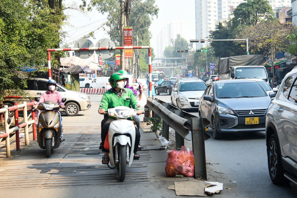 Để giảm thiểu tình trạng ùn tắc, Sở Giao thông vận tải đã cho lắp đặt 2 cầu sắt tại ‘điểm đen giao thông’ gần khu vực Bệnh viện K Tân Triều (Thanh Trì, Hà Nội). (Ảnh: PV/Vietnam+)