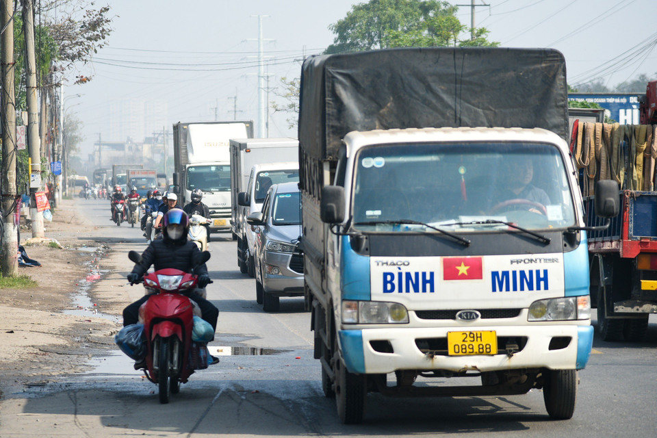 Người dân sinh sống quanh khu vực này rất mong chờ tuyến đường sớm được triển khai mở rộng vì từ sáng sớm đến chiều muộn đường phố đều nườm nượp phương tiện di chuyển. (Ảnh: PV/Vietnam+)