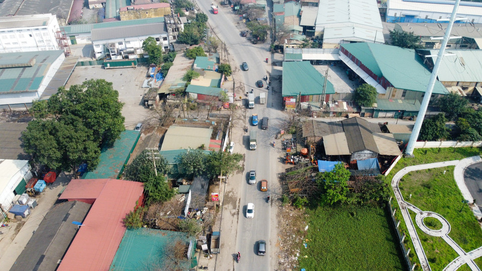 Đoạn đường này nhỏ hẹp trong khi lưu lượng thường xuyên di chuyển qua lớn khiến tuyến đường thường xuyên xảy ra ùn tắc vào giờ cao điểm. (Ảnh: PV/Vietnam+)