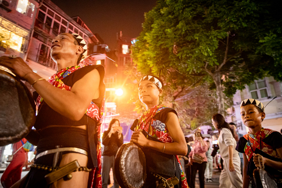 Đây được xem như một sự kiện có ý nghĩa hết sức đặc biệt, bởi lần đầu tiên một dàn cồng chiêng Tây Nguyên cùng các vũ công rực lửa biểu diễn sống động trên phố phường thủ đô Hà Nội. (Ảnh: PV/Vietnam+)