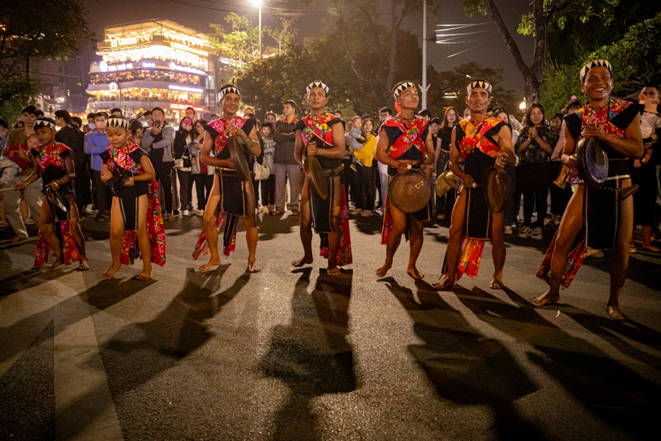 Theo quan niệm của người Bahnar, cồng, chiêng là vật thiêng liêng, là tài sản quý giá trong mỗi gia đình, dòng họ. Âm thanh của cồng, chiêng là sợi dây kết nối, liên lạc với Yàng (trời) và đấng thần linh, có ý nghĩa đặc biệt quan trọng trong đời sống tâm linh, sinh họat của cộng đồng. (Ảnh: PV/Vietnam+)