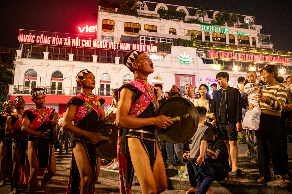 Nghệ thuật trình diễn cồng, chiêng được thể hiện rất đa dạng, độc đáo. Tính độc đáo của cồng, chiêng thể hiện ở trình độ điêu luyện của người diễn tấu trong việc áp dụng những kỹ năng đánh cồng, chiêng. (Ảnh: PV/Vietnam+)