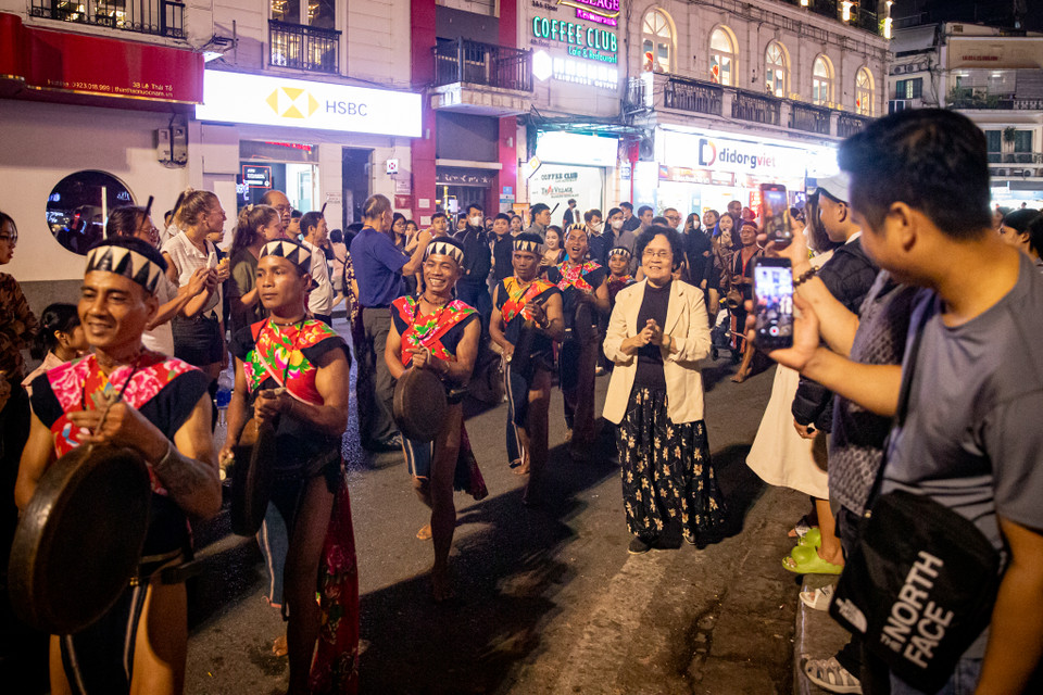 Đoàn diễn cồng chiêng tối nay là tâm điểm của phố đi bộ hồ Gươm khi thu hút rất nhiều khan giả từ mọi lứa tuổi. (Ảnh: PV/Vietnam+)