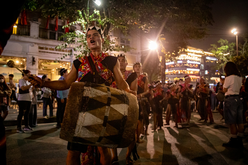 Dàn cồng chiêng và các vũ công đánh chiêng, múa soang diễu hành dọc các tuyến đường ven hồ, như một kiểu lễ hội đường phố. (Ảnh: PV/Vietnam+)