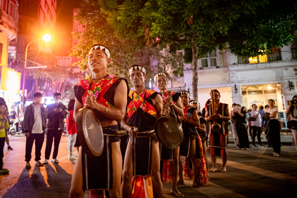 Những giai điệu, tiết tấu hòa quyện như những lời tự sự kể về những truyền thuyết, những câu chuyện về những dòng sông, con suối, cánh rừng, mùa màng, về đất và người. (Ảnh: PV/Vietnam+)