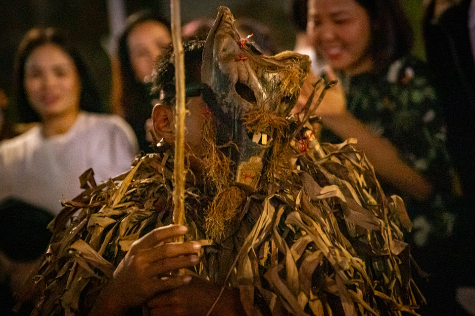 Trang phục độc đáo trong màn trình diễn cồng chiêng trên phố đi bộ hồ Gươm tối nay. (Ảnh: PV/Vietnam+)