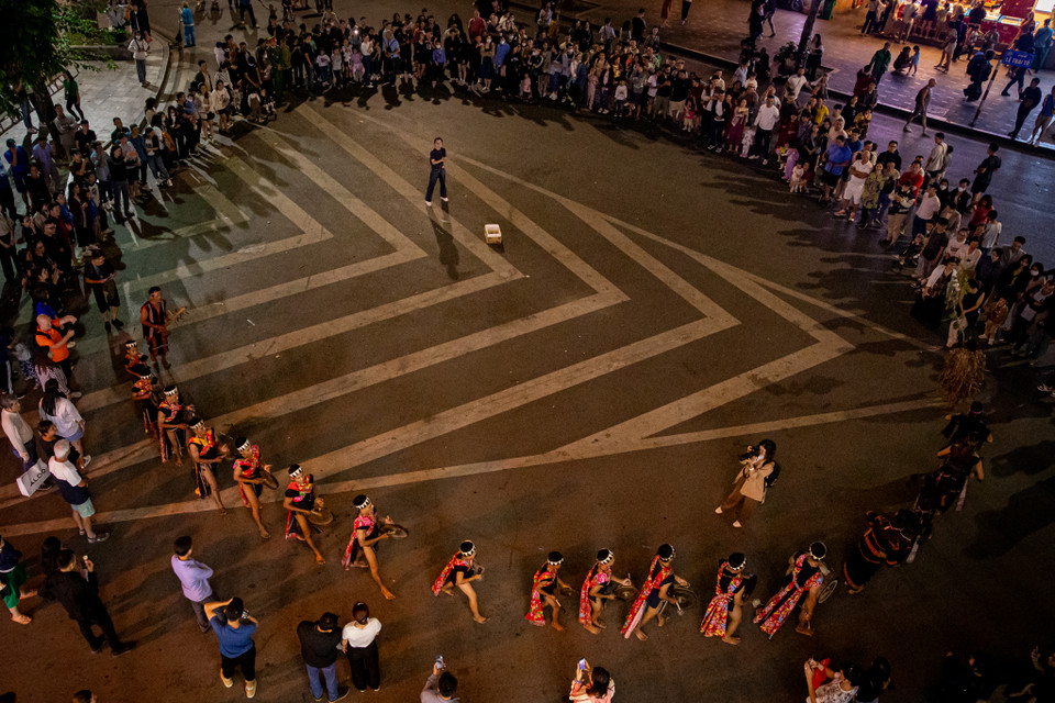 Chương trình biểu diễn múa cồng chiêng trên phố đi bộ Hoàn Kiếm tối nay được thực hiện bởi 18 nghệ nhân Bahnar và 2 nghệ nhân Jrai đến từ miền đất nắng gió. (Ảnh: PV/Vietnam+)