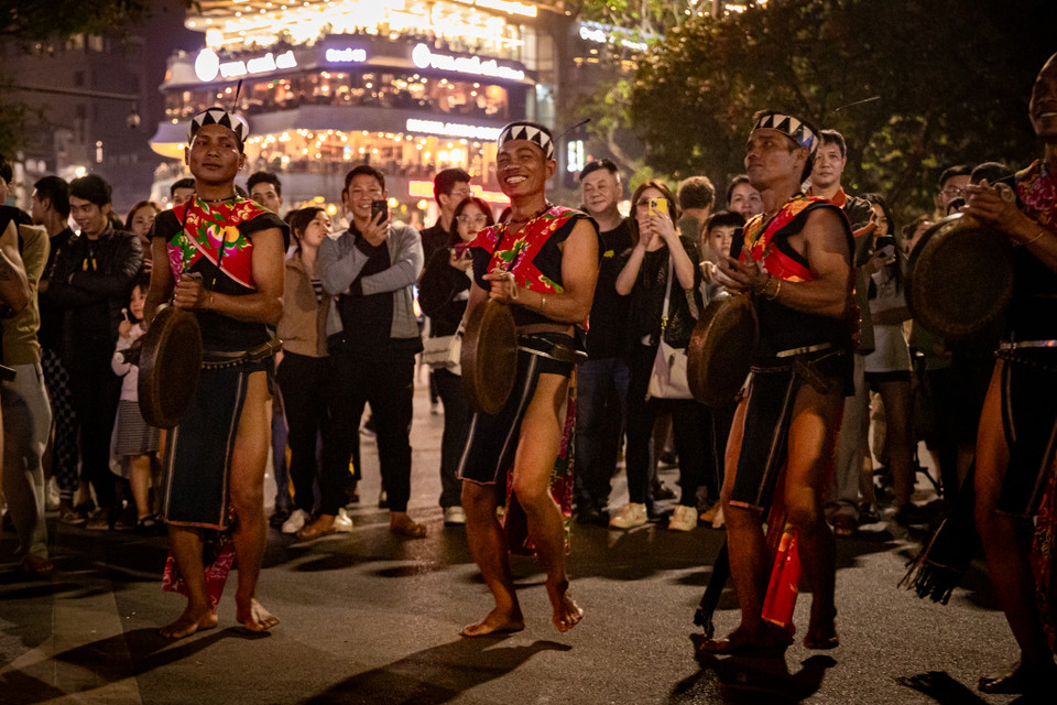 Quyện hòa trong tiết tấu, giai điệu của cồng, chiêng là những âm thanh nghe như giai điệu của rừng đại ngàn, của suối reo, thác chảy; lấp lánh sắc màu của nắng, của gió, của đất; là tâm hồn mộc mạc, chân thành, khoáng đạt của đồng bào. (Ảnh: PV/Vietnam+)