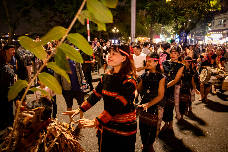 Thang âm vang vọng từ cảm tác hung vũ từ đại ngàn sẽ theo đôi tay, nhịp chân của những thanh thiếu niên Bahnar chơi cồng chiêng và cô gái Jrai đàn hát dân ca. (Ảnh: PV/Vietnam+)