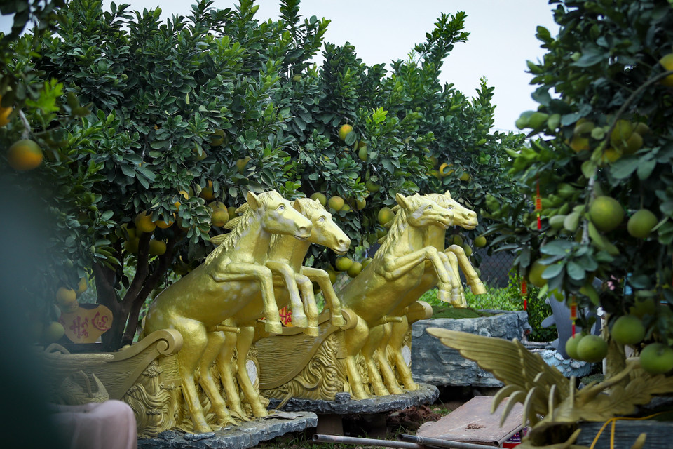 Dù được thực hiện bởi các thợ lành nghề nhưng để hoàn thành một chiếc chậu nhỏ ít chi tiết, thợ đắp phải mất khoảng 15 ngày, chậu to nhất khoảng 75 ngày. (Ảnh: PV/Vietnam+)