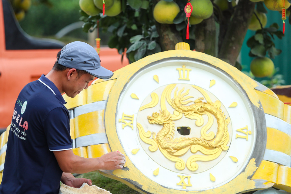 Trang trí cho tác phẩm. (Ảnh: PV/Vietnam+)