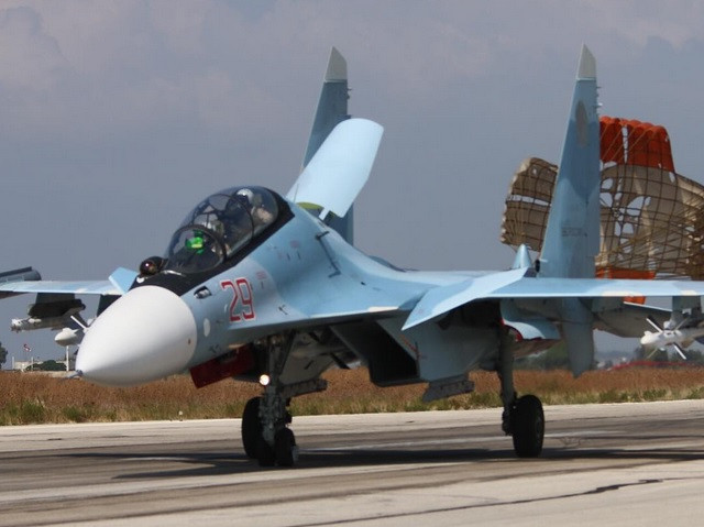 Phóng viên của tờ Komsomolskaya Pravda ngày 3/10 đã thực hiện phóng sự ảnh độc quyền từ căn cứ Latakia của Nga ở Syria, ghi lại hình ảnh phi công điều khiển chiến đấu cơ Sukhoi (Su-34, Su-24M) hoàn thành nhiệm vụ không kích các mục tiêu của IS tại quốc gia Trung Đông này.