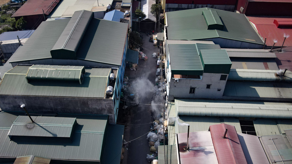 Phần lớn các lò đốt nhựa đều nhỏ lẻ, thô sơ với các ống khói to nhỏ xả trực tiếp khói ra môi trường. (Ảnh: Hoài Nam/Vietnam+)