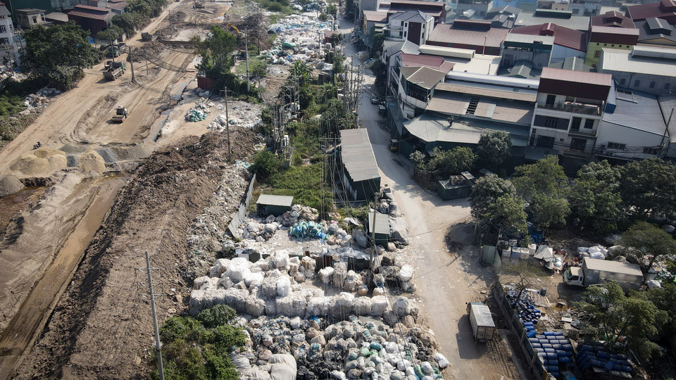Hoạt động sản xuất tái chế nhựa ở làng nghề Minh Khai đã thải ra môi trường khí thải, nước thải, rác thải độc hại. (Ảnh: Hoài Nam/Vietnam+)