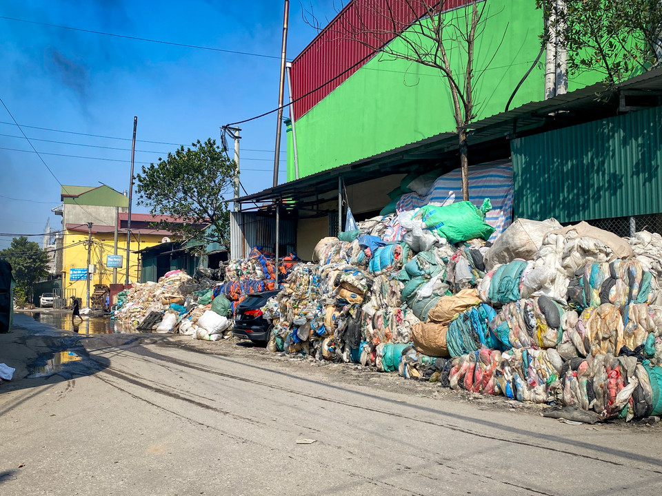 Ngoài vấn đề môi trường, việc tái chế rác thải nhựa còn đang đe dọa đến sự an toàn của các hộ dân tại thôn Minh Khai, khi xung quanh nơi đây chứa nhiều các vật liệu dễ cháy, tiềm ẩn nguy cơ mất an toàn về phòng cháy chữa cháy. (Ảnh: Hoài Nam/Vietnam+)