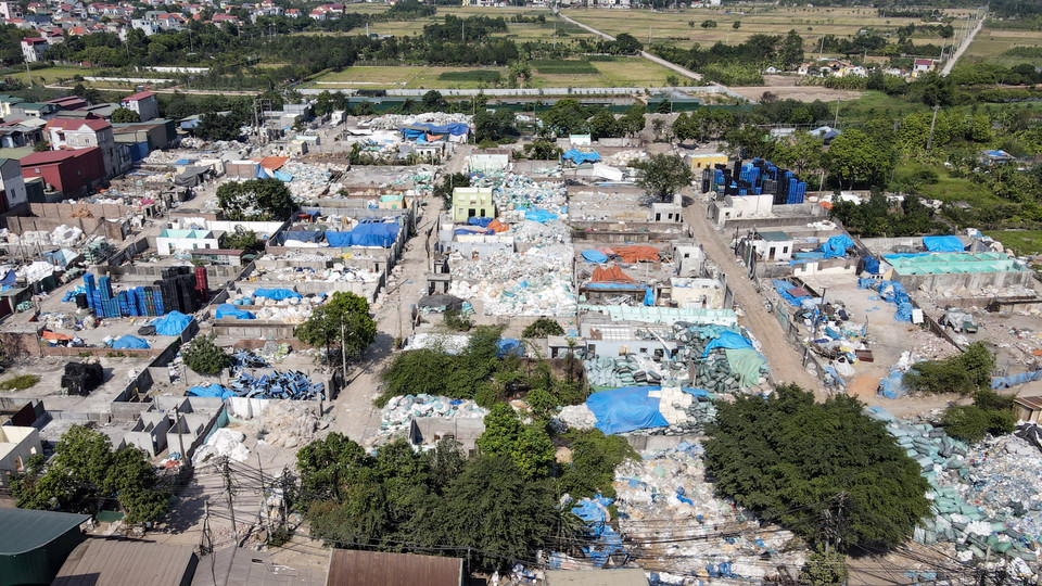 Theo Quyết định số 64/2003/QĐ-TTg ngày 22/4/2003 của Thủ tướng Chính phủ, làng nghề tái chế nhựa Minh Khai (Như Quỳnh, Văn Lâm, Hưng Yên) nằm trong danh sách các cơ sở gây ô nhiễm môi trường nghiêm trọng. (Ảnh: Hoài Nam/Vietnam+)