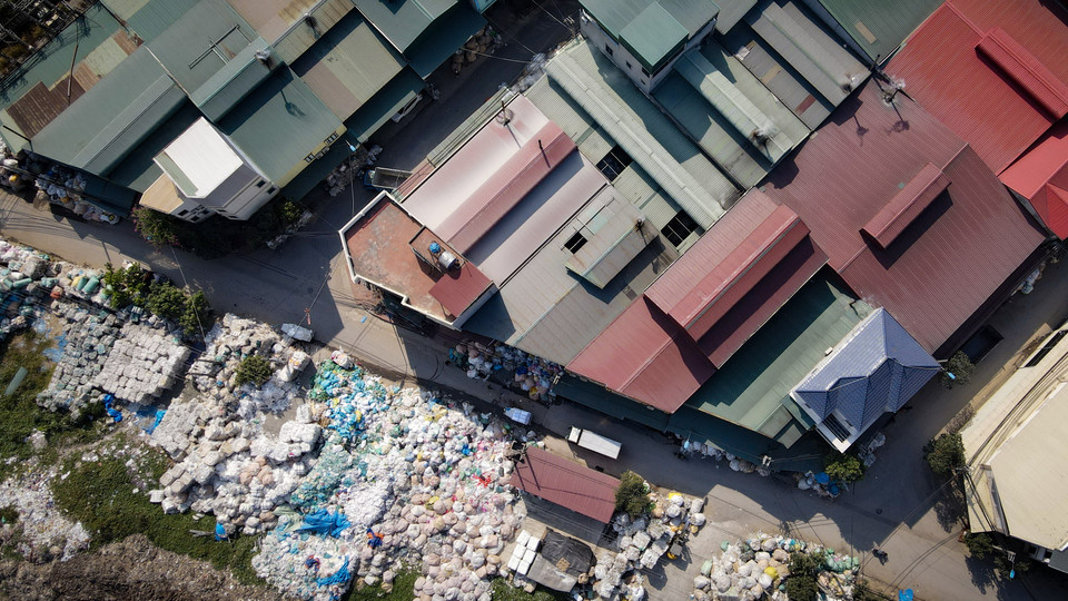 Sản phẩm chính được sản xuất tại đây gồm ống nhựa, túi ni-lông, hạt nhựa, màng mỏng, lưới, cốc, hộp... (Ảnh: Hoài Nam/Vietnam+)