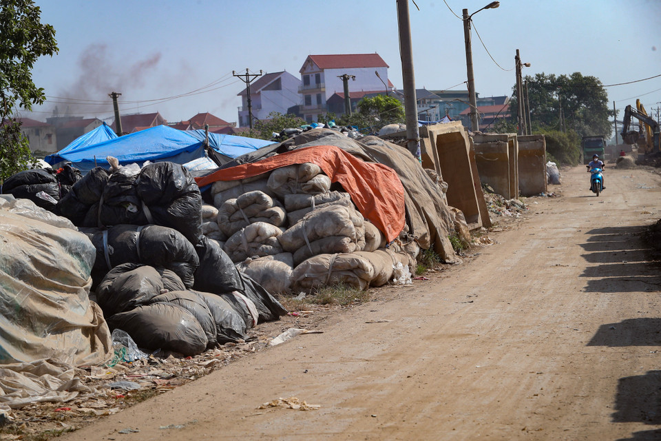 Trước thực trạng trên, chính quyền địa phương cần sớm có biện pháp yêu cầu các cơ sở sản xuất tại làng nghề tái chế nhựa Minh Khai thực hiện các quy định về môi trường để chấm dứt tình trạng ô nhiễm kéo dài, bảo vệ môi trường sống và sức khỏe của người dân. (Ảnh: Hoài Nam/Vietnam+)