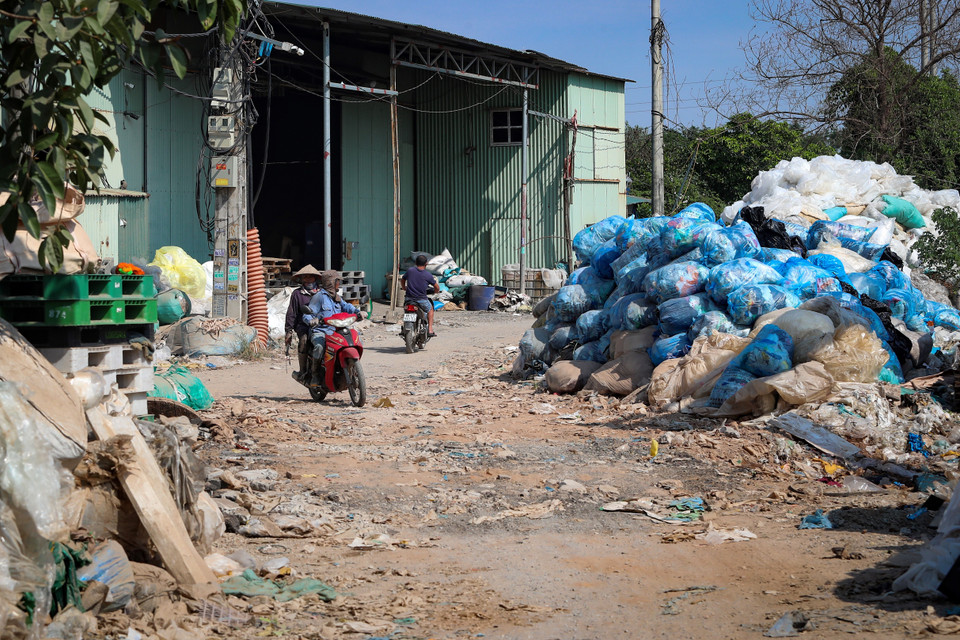 Đi cùng với lợi ích kinh tế, người dân nơi đây đang phải đánh đổi về môi trường và sức khỏe. (Ảnh: Hoài Nam/Vietnam+)
