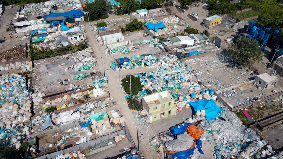 Tuy nhiên, theo các chuyên gia, rác thải nhựa tái chế đúng quy chuẩn cần phải đốt trong các lò đốt có nhiệt độ trên 1.000 độ C, nếu không sẽ gây ra những chất nguy hiểm. (Ảnh: Hoài Nam/Vietnam+)