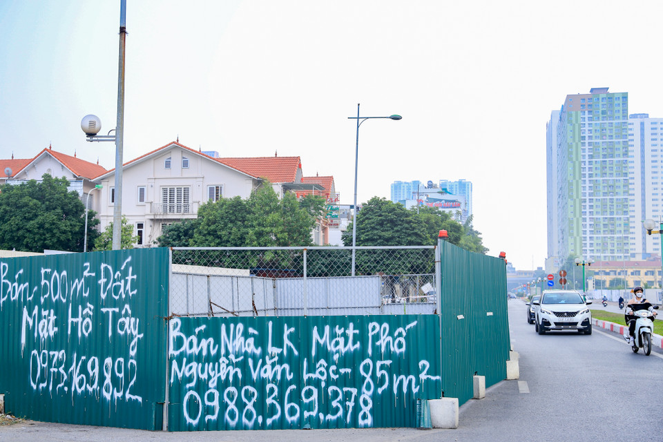 Nhiều 'lô cốt' đã trở thành nơi dán quảng cáo làm mất mỹ quan đô thị. (Ảnh: Hoài Nam/Vietnam+)