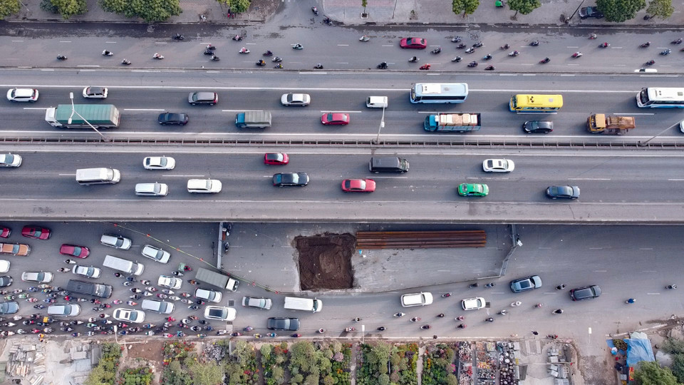 Vị trí quây tôn nằm ở giữa lòng đường, chiếm khoảng 2/3 mặt cắt phục vụ giao thông, tạo thành nút thắt cổ chai khiến các phương tiện di chuyển rất khó khăn. (Ảnh: Hoài Nam/Vietnam+)