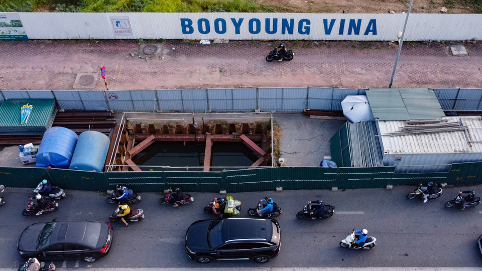 Đây là các rào chắn công trình thuộc gói thầu số 4, dự án hệ thống xử lý nước thải Yên Xá. (Ảnh: Hoài Nam/Vietnam+)