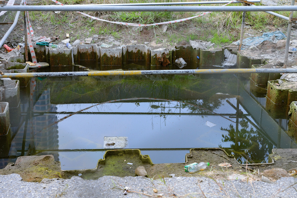 Thậm chí bên trong các hố, nước đã ngả màu đen. (Ảnh: Hoài Nam/Vietnam+)