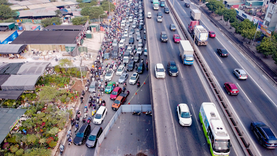Hình ảnh các phương tiện lưu thông vào giờ cao điểm buổi sáng ngày 7/11/2022. (Ảnh: Hoài Nam/Vietnam+)