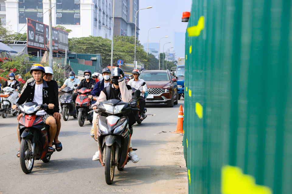 Theo ghi nhận của phóng viên Báo Điện tử VietnamPlus vào thời điểm 13 giờ 30 ngày 7/11, các phương tiện di chuyển qua nút cổ chai này rất đông. (Ảnh: Hoài Nam/Vietnam+)