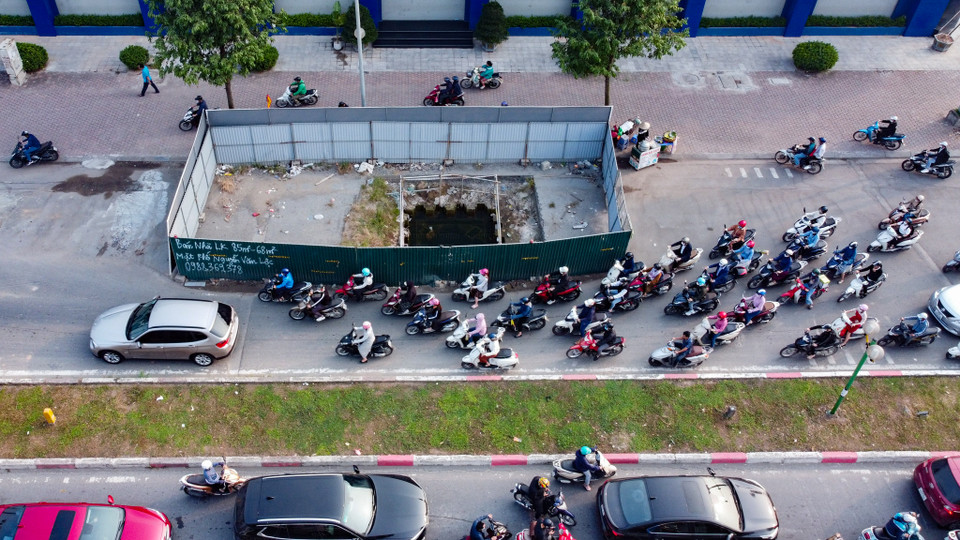 Các rào chắn chiếm 2/3 lòng đường Vũ Trọng Khánh khiến việc đi lại của người dân hết sức khó khăn. (Ảnh: Hoài Nam/Vietnam+)