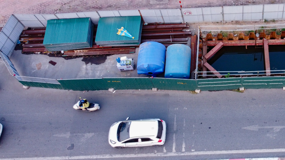 Theo giấy phép xây dựng, công trình được thi công từ 10/2021 đến hết ngày 28/2/2022, tuy nhiên đã quá thời hạn từ lâu nhưng công trình chỉ dừng lại ở giai đoạn 1 là đào giếng và gia cố đất phòng sự cố. (Ảnh: Hoài Nam/Vietnam+)