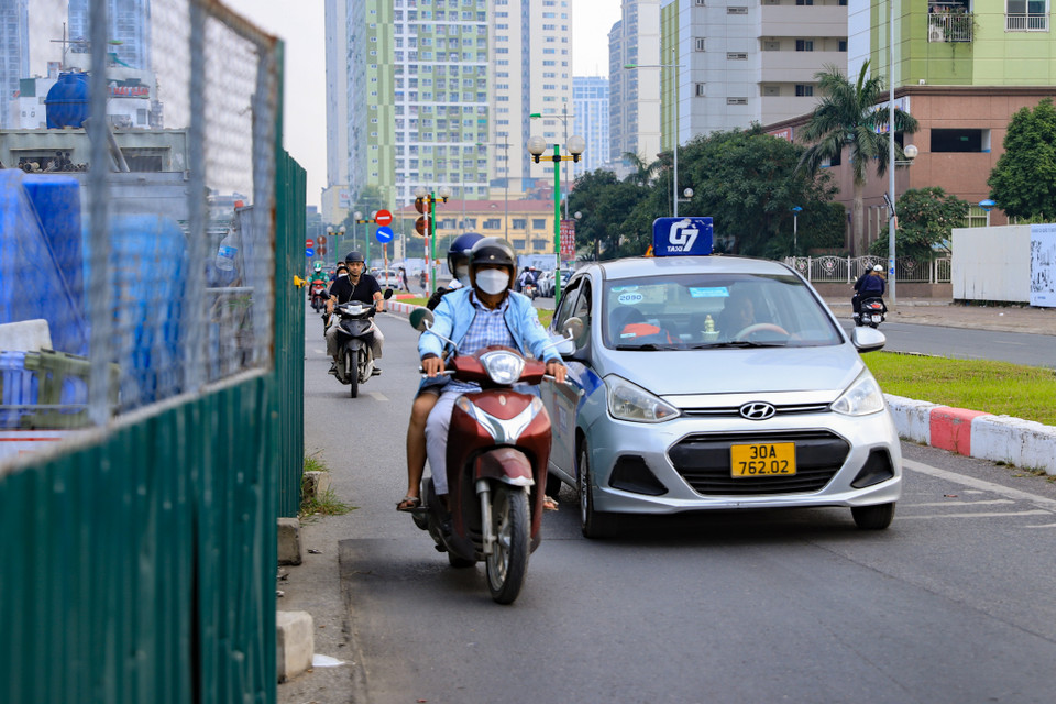 Các 'lô cốt' qua địa bàn phường Mộ Lao (Hà Đông) thuộc gói thầu số 4, dự án hệ thống xử lý nước thải Yên Xá, do Ban quản lý dự án đầu tư xây dựng công trình cấp nước, thoát nước và môi trường làm chủ đầu tư. (Ảnh: Hoài Nam/Vietnam+)