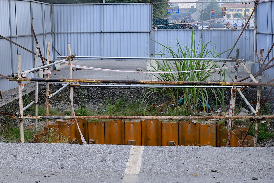 Các hạng mục bên trong nhiều chỗ đã hoen rỉ. (Ảnh: Hoài Nam/Vietnam+)