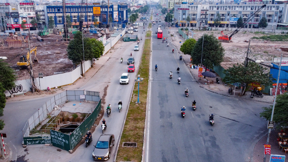 Tình trạng 'lô cốt tôn' tương tự cũng xảy ra trên trục đường Vũ Trọng Khánh (Hà Đông, Hà Nội). Với khoảng 300m đường đã có đến 9 'lô cốt' án ngữ, các rào chắn công trình này vừa gây cản trở giao thông lại mất mỹ quan đô thị. (Ảnh: Hoài Nam/Vietnam+)