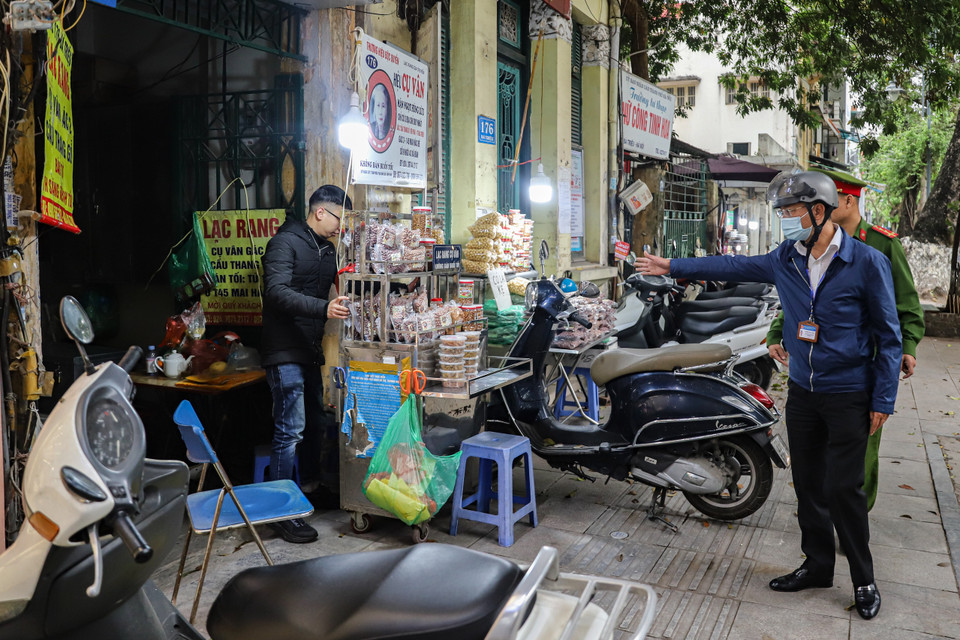 Kết thúc giai đoạn 1 của chiến dịch giành lại vỉa hè cho người đi bộ, các quận trên địa bàn Thủ đô đã đẩy mạnh công tác tuyên truyền để người dân chấp hành các quy định. (Ảnh: Hoài Nam/Vietnam+)
